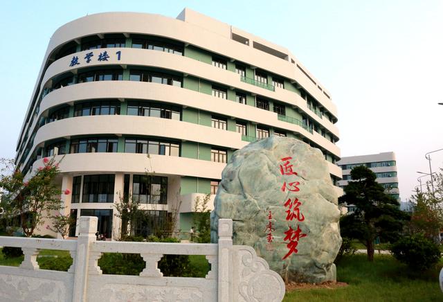 湖北省医药学校